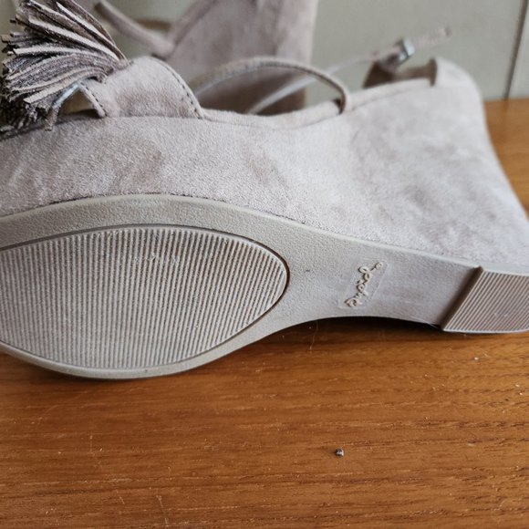 Women's Faux Suede wedges, beige, Size 8.5 EUC - Picture 3 of 3